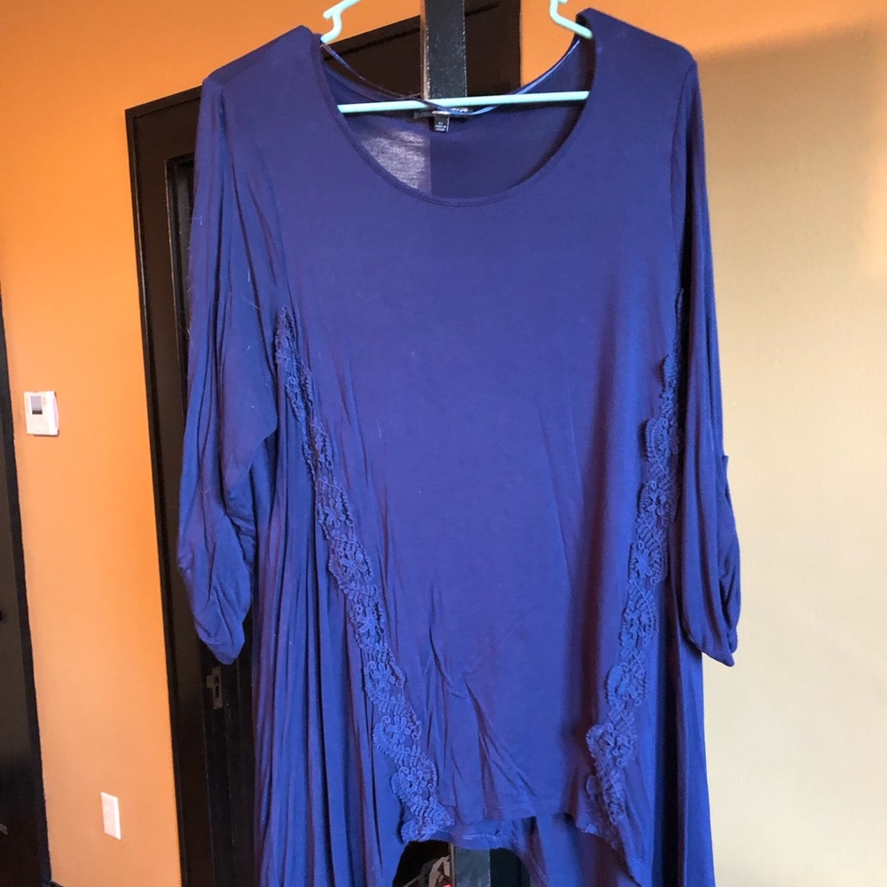 Cable and Gauge 3/4 sleeve top with asymmetric hem